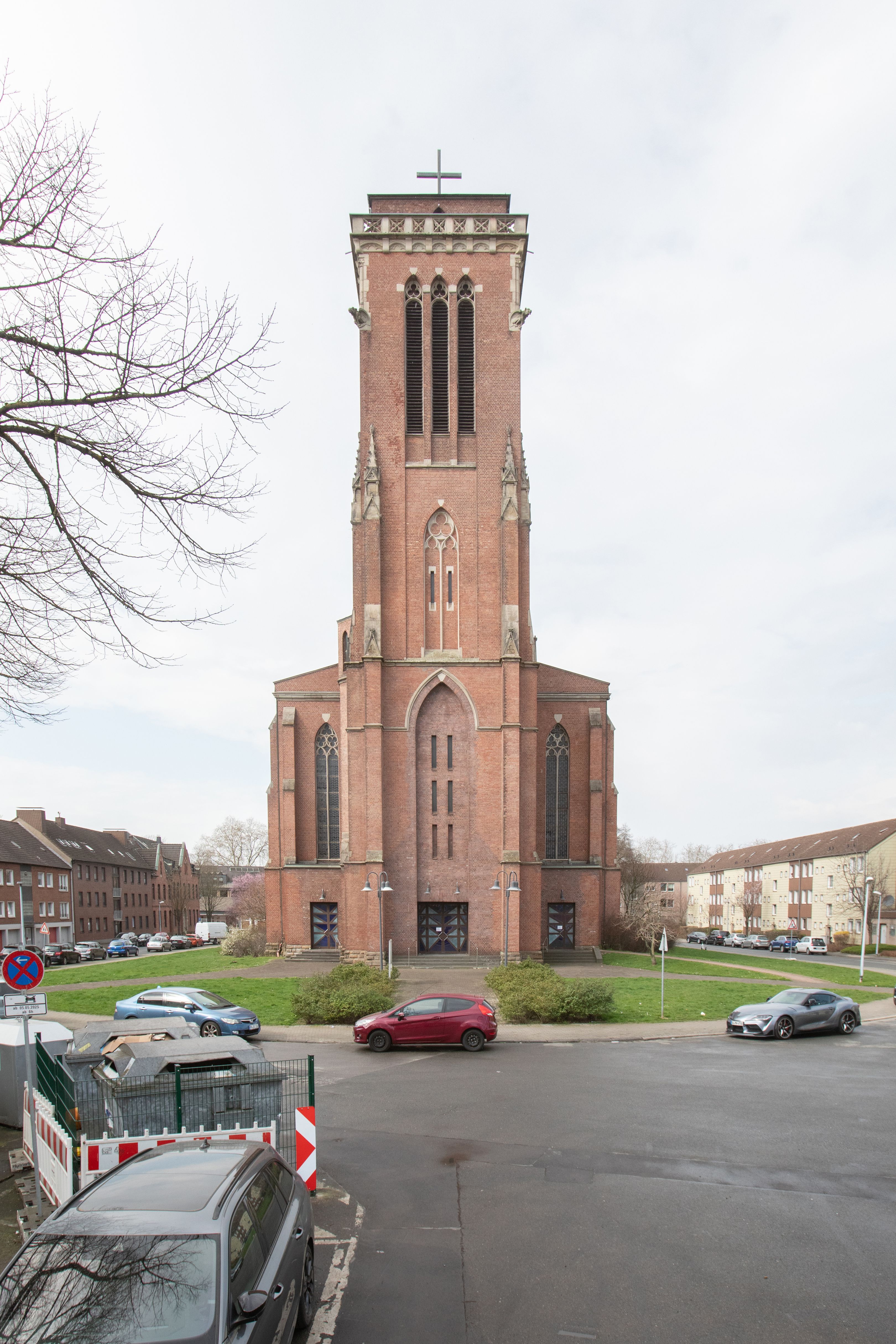 Auenansicht_St-Engelbert_5D41681_HiRes.jpg