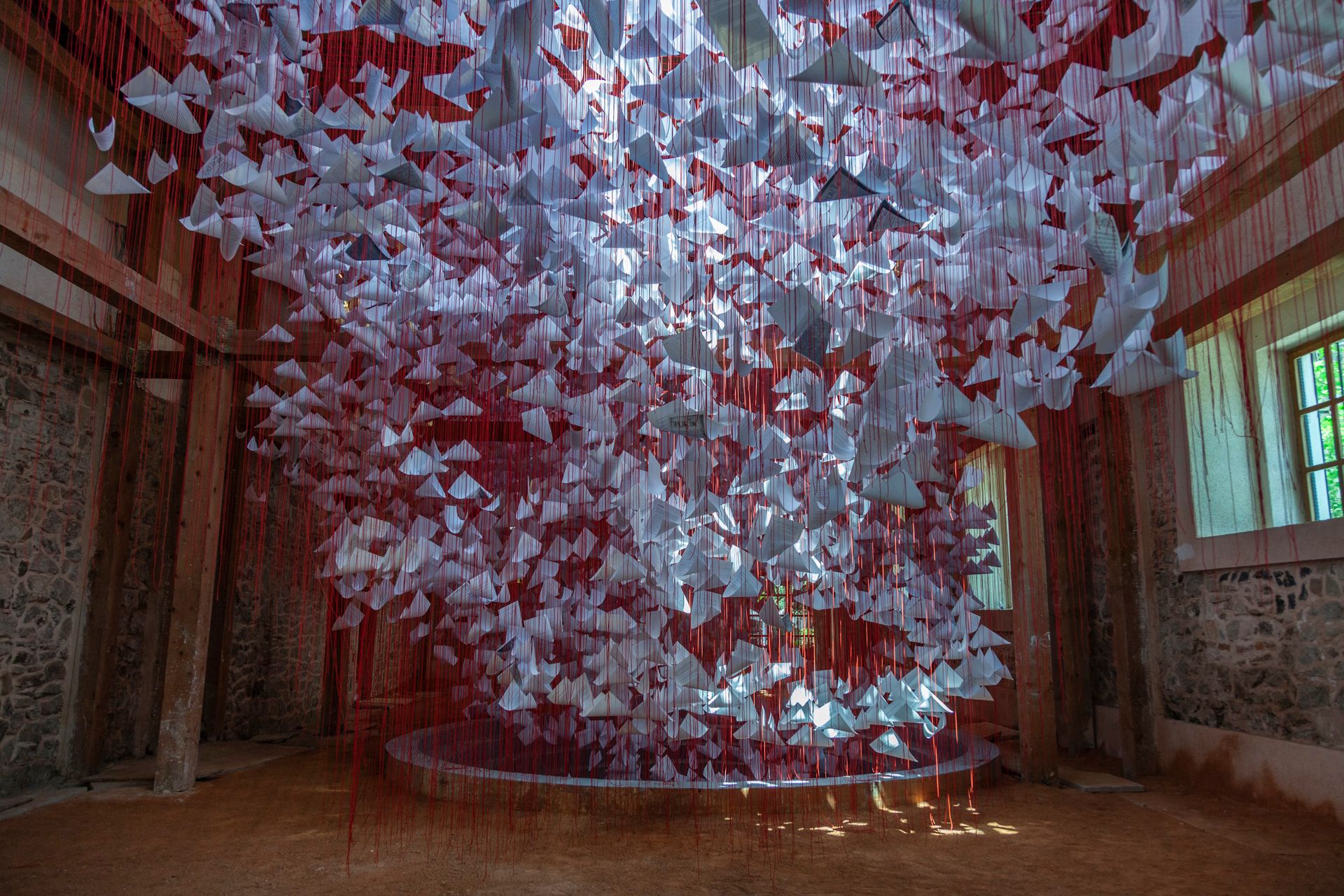 M14_Tell-me-your-Story-2022-Chiharu-Shiota-Photo-Manifesta-14-Prishtina-Majlinda-Hoxha-1.JPG